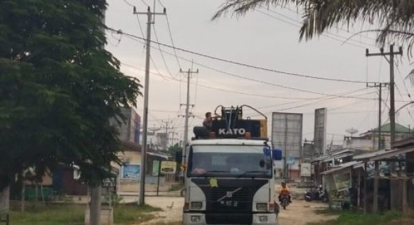 Mobil jenis Fuso Trado megangkut alat berat Craine melintas di jalan utama di Kecamatan Lubuk Batu Jaya, yang tidak sesuai kelasnya itu hingga membuat masyarakat resah dan khawatir jika jalan kabupaten itu akan segera hancur jika kurangnya pengawasan dari pihak terkait.