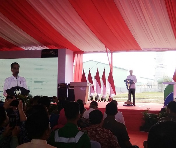 Presiden Joko Widodo saat di Pabrik PT Asia Pacific Rayon, Kabupaten Pelalawan, Riau, Jumat (21/2/2020). Foto: Surya/Riau1.