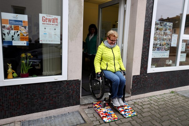 Unik, Nenek Dari Jerman Ini Membangun Landai Untuk Kursi Roda yang Terbuat Dari Lego