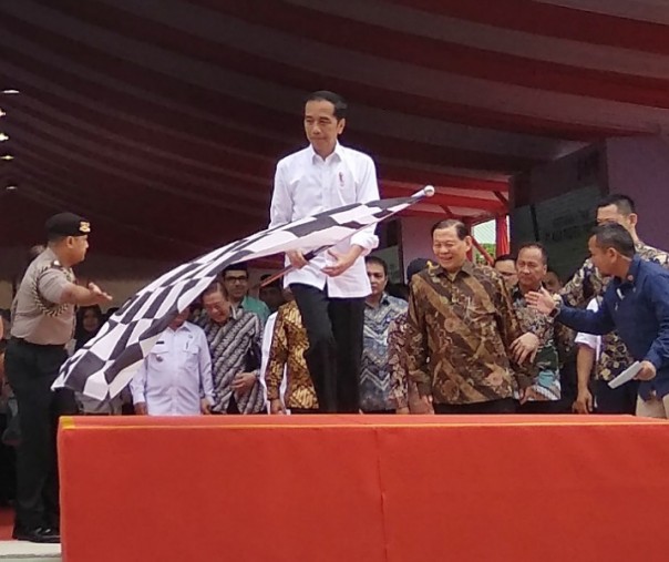 Presiden Joko Widodo saat melepas hasil produk PT APR di Kabupaten Pelalawan, Riau, Jumat (21/2/2020). Foto: Surya/Riau1.