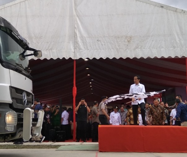 Presiden Jokowi saat melepas tiga kontainer produk PT APR di Kabupaten Pelalawan, Riau, Jumat (21/2/2020). Foto: Surya/Riau1.