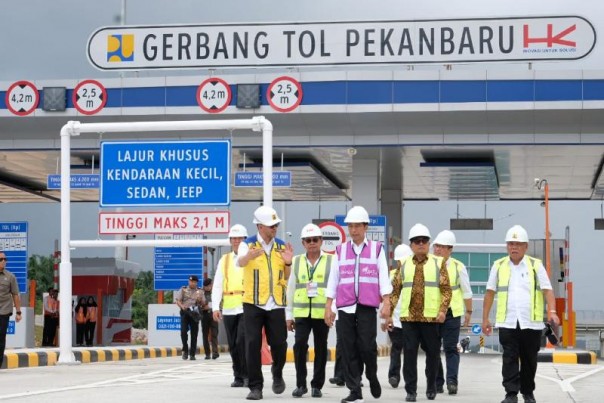 Presiden Jokowi, Menteri PUPR Basuki, Dirut PT Hutama Karya dan jajaran saat meresmikan tol Pekanbaru-Dumai, Seksi 1 Minas, Jumat. 