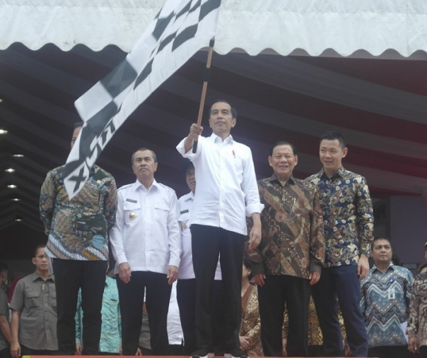 Presiden Joko Widodo didampingi Gubernur Riau Syamsuar (kemeja putih) bersama petinggi Grup APRIL di Pangkalan Kerinci, Kabupaten Pelalawan, Riau, Jumat (21/2/2020). Foto: Surya/Riau1.