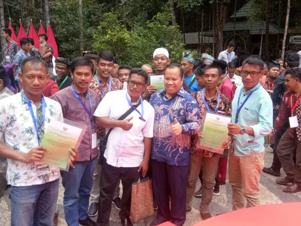 Bupati Meranti Irwan saat menerima SK Perhutanan dari Presiden Joko Widodo