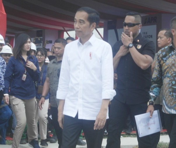 Presiden Joko Widodo saat di Pabrik PT Asia Pacific Rayon, Kabupaten Pelalawan, Riau, Jumat (21/2/2020). Foto: Surya/Riau1.
