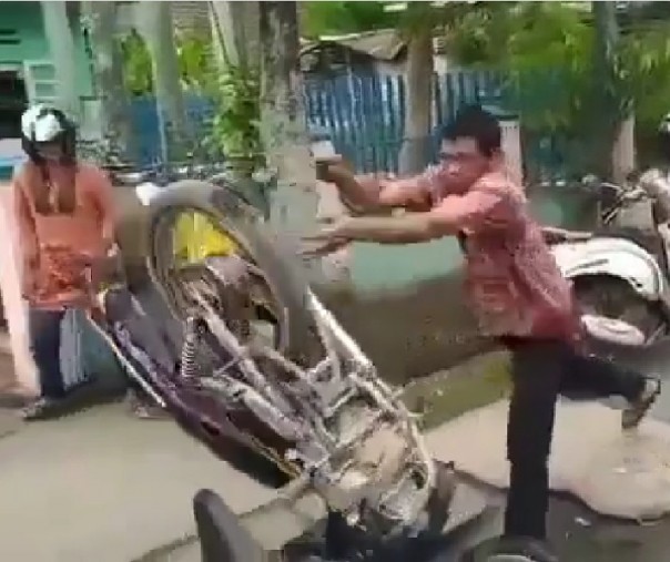 Aksi banting motor, karena kesal ditilang Polantas di Inhu. (Screenshoot video)