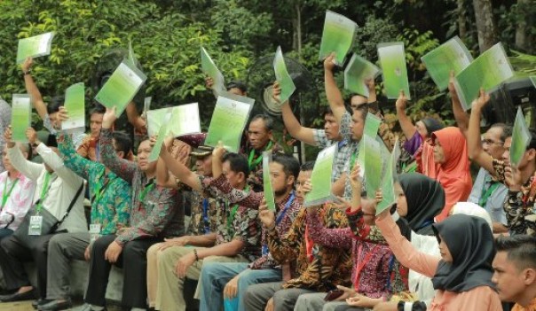 Sejumlah masyarakat yang sudah menerima SK Perhutanan Sosial dari Kementerian LHK di Tahura Siak