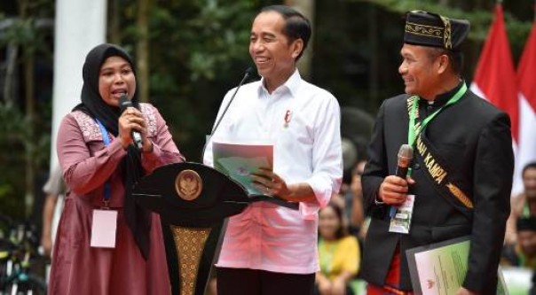 Presiden Jokowi saat mendengarkan keluhan warga Desa Gondai terkait persoalan eksekusi lahan disela-sela penyerahan SK Perhutanan Sosial dari Kementerian LHK di Tahura Siak
