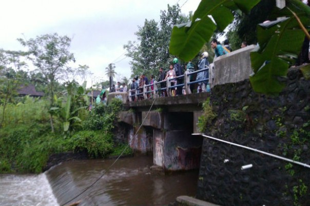 Warga mendatangi lokasi kejadian Sungai Sempor, Sleman, Jumat lalu. 