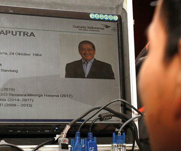 Seorang teknisi memperlihatkan Profil Direktur Utama Garuda Indonesia. Foto: Antara.