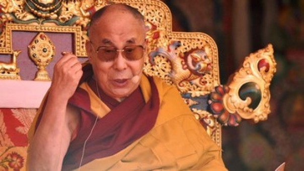 Dalai Lama, masih hidup di keterasingan.