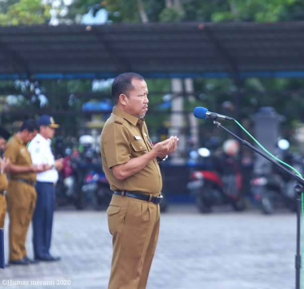 Sekda Meranti, Bambang Supriyanto saat menjadi Inspektur Upacara, Senin (24/2/2020).