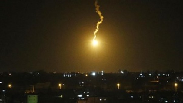 Serangan roket balasan dari Jalur Gaza ke Israel, Senin malam. 