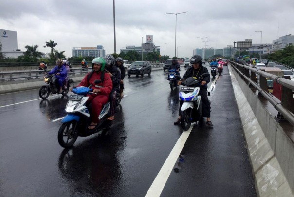 Banjir di Jakarta Renggut Korban Jiwa, Seorang Pengendara Motor Tewas Setelah Menghantam Trotoar