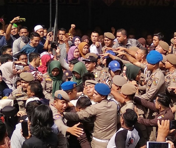 Keributan antara pedagang dengan petugas Satpol PP Pekanbaru tadi pagi, Selasa (25/2/2020). Foto: Surya/Riau1.