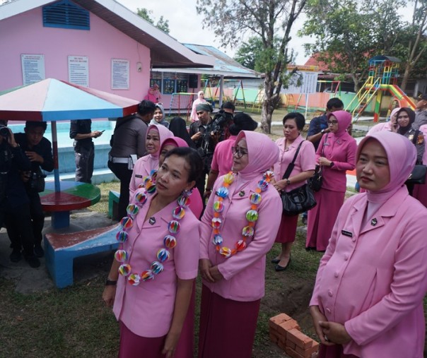 Ketua Bhayangkari Daerah Riau Ernie Agung Setya (kiri) didampingi Ketua Bhayangkari Pekanbaru Vinna Nandang (kanan) saat mengunjungi TK Kemala Bhayangkari Pekanbaru, Selasa (25/2/2020). Foto: Istimewa.