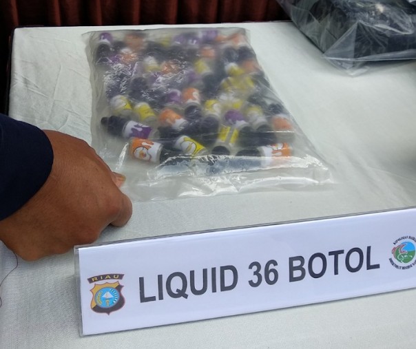 Barang bukti cairan dalam kemasan liquid yang mengandung ganja sintetis. (Foto dokumen Hadi)