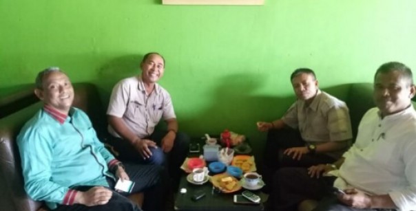 Ketua DPRD Inhu Samsudin (kanan), Anggota Komisi II DPRD Inhu Rusman Yatim (kiri) bersama Wawan dan Iskandar (tengah) dari PT Tasma Puja saat bertemu di salah satu kedai kopi didaerah Kecamatan Seberida, Kabupaten Inhu.
