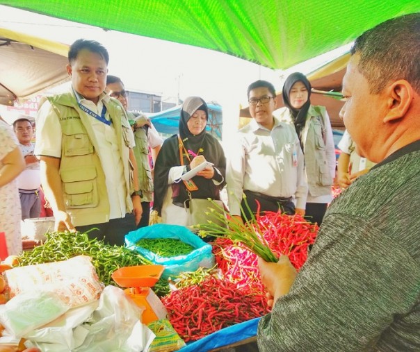 Satgas Pangan yang dipimpin Kasubdit 1 Ditreskrimsus AKBP Asep Iskandar melakukan Sidak disejumlah pasar di Pekanbaru (foto: Hadi)