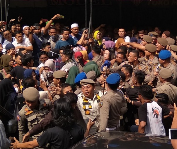 Bentrok pedagang dengan petugas Satpol PP Pekanbaru saat pembongkaran TPS, Selasa (25/2/2020). Foto: Surya/Riau1.