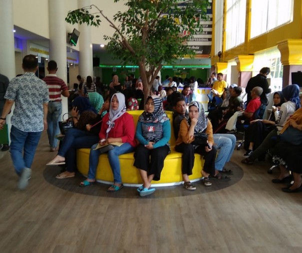 Ribuan warga Pekanbaru saat antre menunggu pelayanan di Kantor Disdukcapil yang baru, kawasan Mal Pelayanan Publik, Kamis (27/2/2020). Foto: Surya/Riau1.