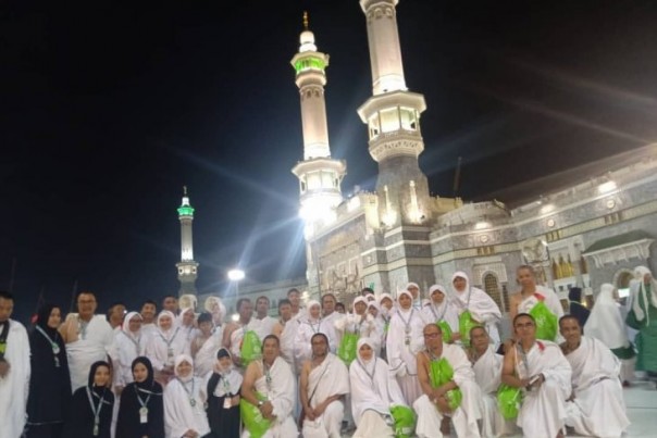 Jamaah Umroh Safari Suci Travel, berfoto di Mekkah, Kamis. 