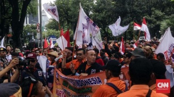 Ratusan pekerja BUMN demo ke Kantor Erick Thohir, Kamis. 