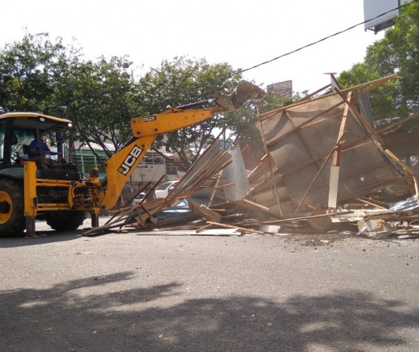 Alat berat merobohkan jejeran kios pedagang di kawasan STC, Jumat (28/2/2020). Foto: Surya/Riau1.