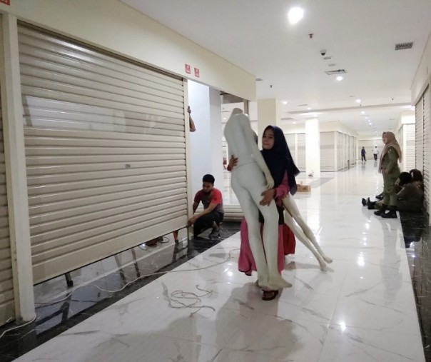 Para pedagang sudah mulai masuk ke tokonya di Sukaramai Trade Center, Jumat (28/2/2020). Foto: Surya/Riau1.