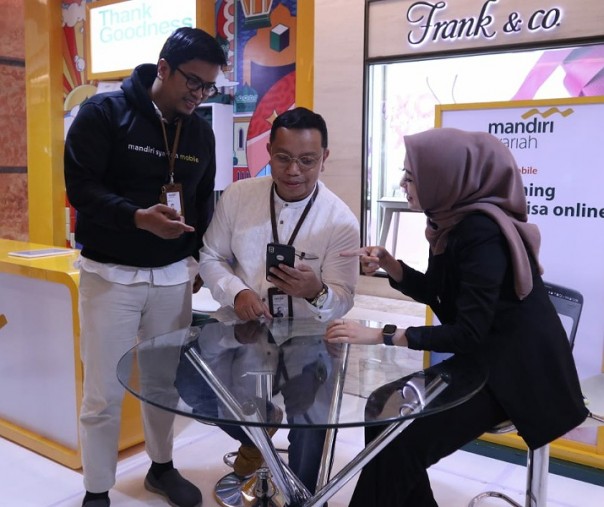 Area Manager Pekanbaru, Syahrial Alrasyid didampingi oleh Andi Oky Area Funding & Transaction Manager Pekanbaru