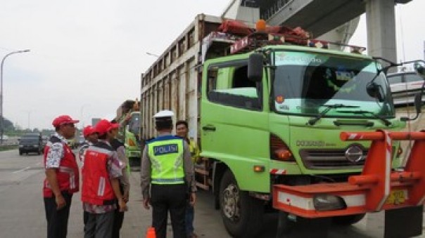 Razia truk kelebihan di Jalan Tol di Jawa.