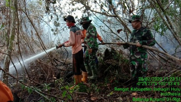 Proses pemadaman karlahut di Kelurahan Sekip Hilir