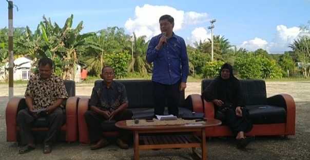 Manahara Napitupulu SH (berdiri) saat gelar Reses di Daerah Pemilihan (Dapil) Kabupaten Inhu. Dalam Reses dihalaman Kantor Kelurahan Tanah Merah, Kecamatan Pasir Penyu, dia menampung semua aspirasi konstituennya, Kamis 27 Februari 2020.