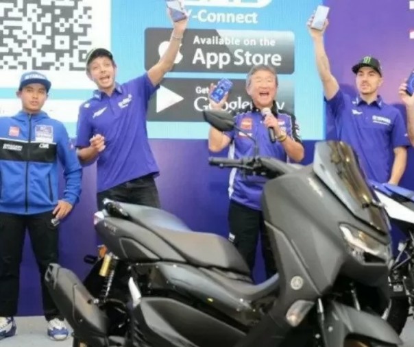 Dua pebalap Yamaha mempromosikan skuter matik di Indonesia. Foto: Antara.