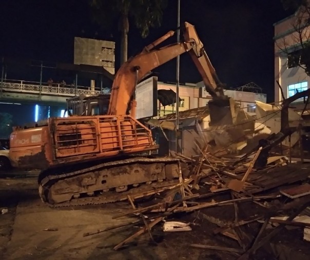 Ekskavator ukuran besar dikerahkan untuk merobohkan kios pedagang di kawasan STC, Jumat (28/2/2020). Foto: Surya/Riau1.