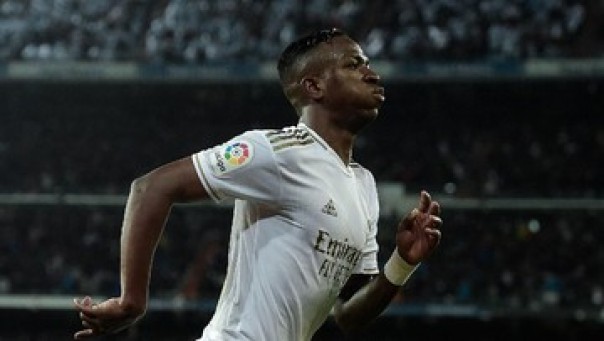 Vinicius Junior tiru selebrasi Ronaldo usai cetak gol ke gawang Barcelona.