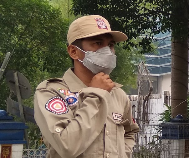 Seorang petugas Badan Penanggulangan Bencana Daerah (BPBD) mengenakan masker saat kabut asap tahun lalu. Foto: Surya/Riau1.