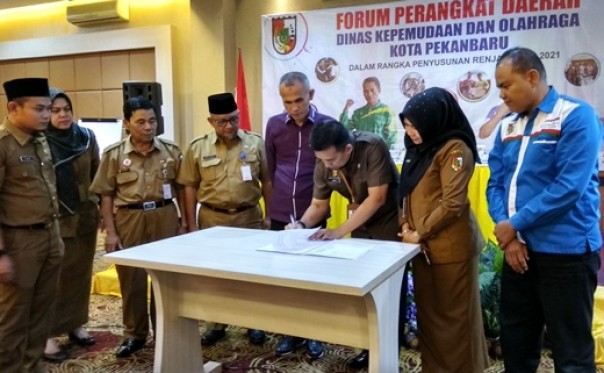 Wakil Ketua DPRD Kota Pekanbaru, Nofrizal (kemeja ungu) saat menghadiri FPD yang ditaja Dispora Kota Pekanbaru (foto: barkah/riau1.com)