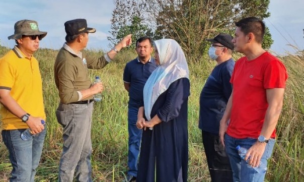 Kepala Dispora Kota Pekanbaru, Zulfahmi Adrian mendampingi Wali Kota Pekanbaru, Firdaus saat meninjau lokasi pembangungan lapangan sepakbola dan lapangan tembak di Pekanbaru Sport Center Tenayan Raya