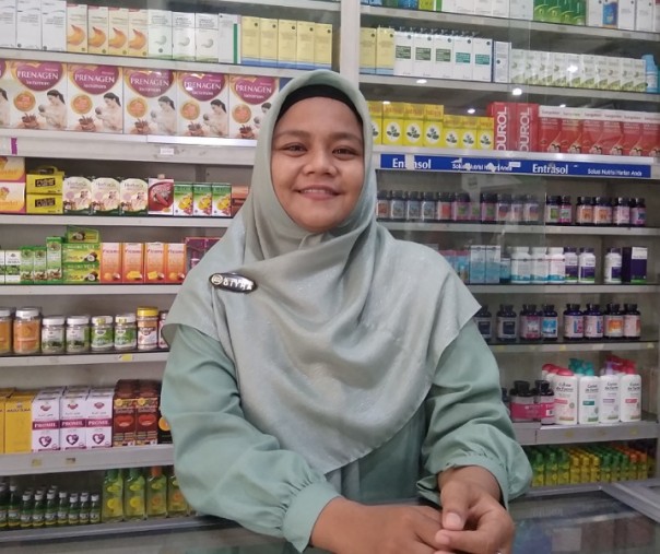 Ghita, salah seorang karyawan Apotek Mandiri Smart di Jalan Imam Munandar, Pekanbaru, Selasa (3/3/2020). Foto: Surya/Riau1.