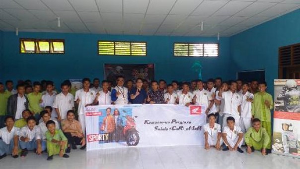 Instruktur Safety Riding Capella Honda Riau, Abdullah Hamdi bersama puluhan siswa SMK Sultan Syarif Qasim Kandis
