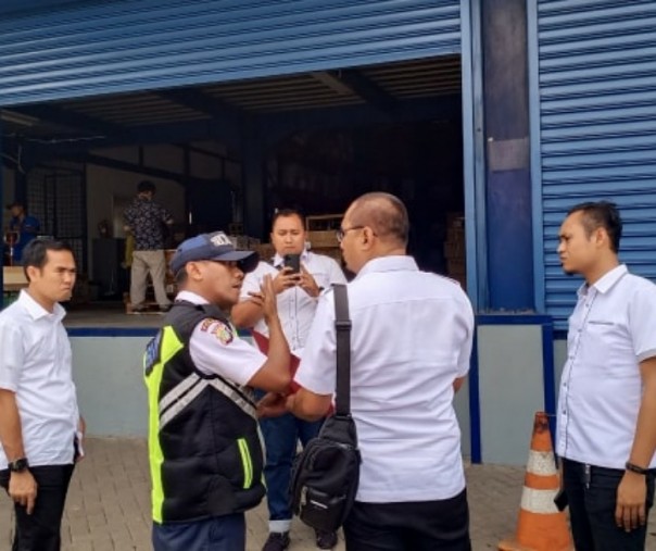 Polda Metro gerebek penimbun masker di Tangerang, Selasa (3/3/2020). Foto: Polda Metro.