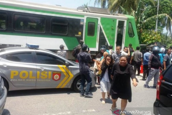 Kecelakaan Kereta Api Bandara tabrak mobil pick up di Padang, Rabu. 