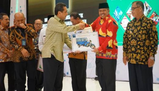 Bupati Siak, Alfedri menerima sertifikat SNI Pasar Belantik Raya dari Kementerian Perdagangan