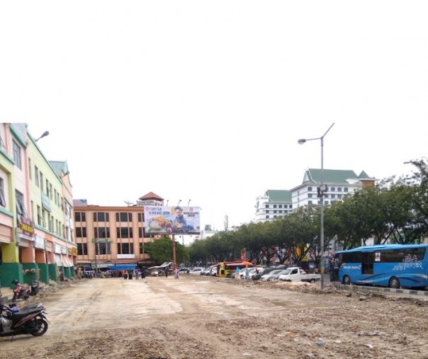 Kawasan parkir ini akan diaspal ulang oleh pengelola STC Pekanbaru. Foto: Surya/Riau1.