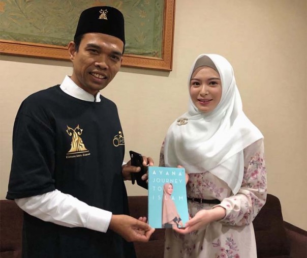 Ayana membagikan buku perjalanan hidupnya kepada UAS (Foto: Istimewa/Instagram @xolovelyayana)