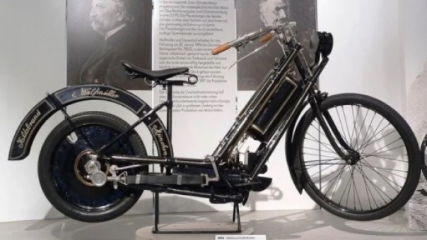 Sepeda motor langka dan pertama di dunia Hildebrand & Wolfmuller