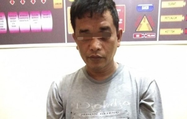Tersangka Nawi (43) warga Kelurahan Pematangreba, saat berada di Polsek Rengat Barat, berikut barang bukti dua bungkus kecil sabu seberat 0,40 gram turut diamankan petugas.