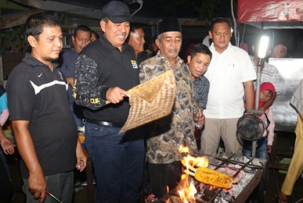 Bupati Siak, Alfedri menikmati suasana malam Car Free Night di Jalan Mujafar Syah