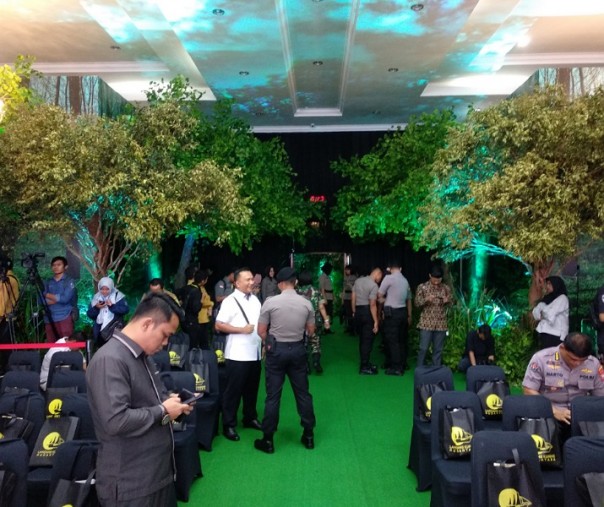 Suasana di dalam ruangan Balai Serindit, kediaman Gubernur Riau disulap seperti hutan belantara (Foto: Hadi